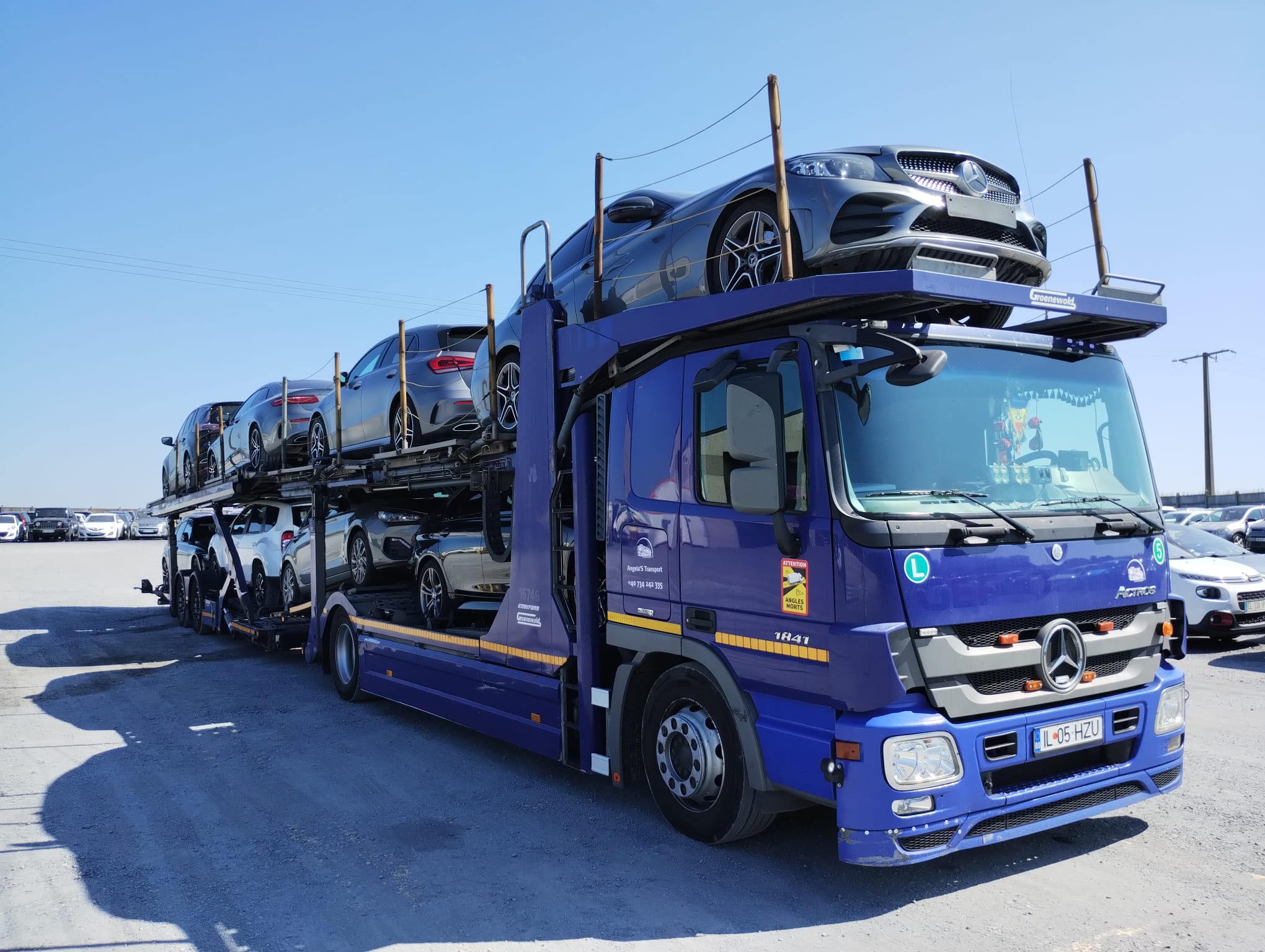 Platforma transport auto incarcata cu masini