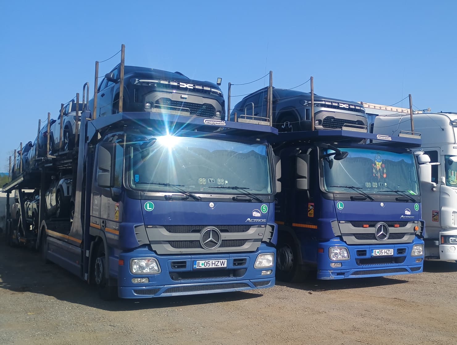 Doua camioane de transport auto